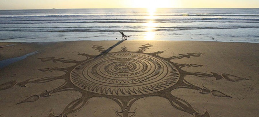 Sand artist uses the shoreline as a canvas