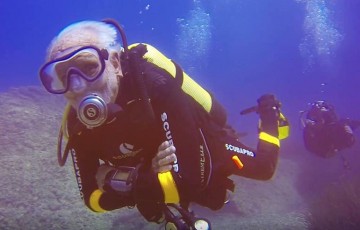 Diver, 95, in bid to set new world record