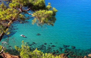 Enjoy The Clear Waters Of Blue Lagoon By Boat Hire