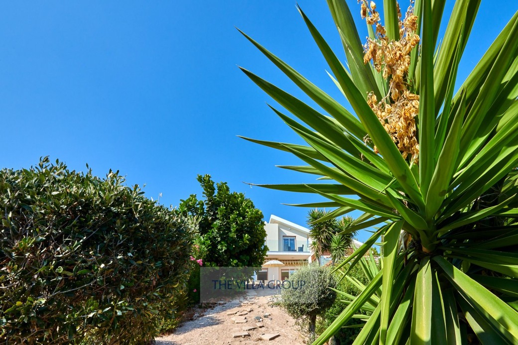 Villa is walking distance to beach and amenities of Coral Bay