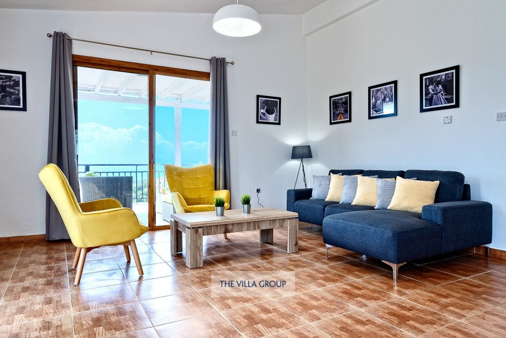 Living area with direct access to the furnished terrace