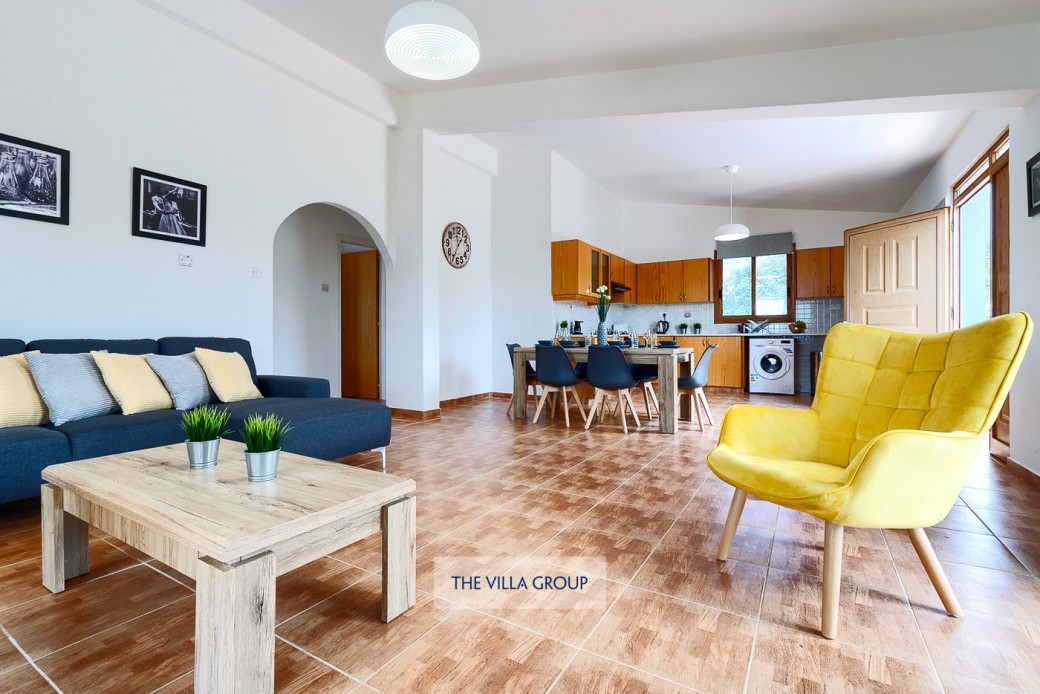 Spacious open plan living, dining and kitchen area