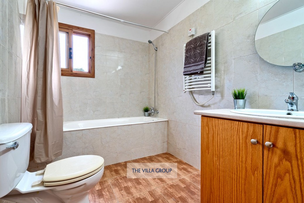 Family bathroom shared by the 2 twin bedrooms
