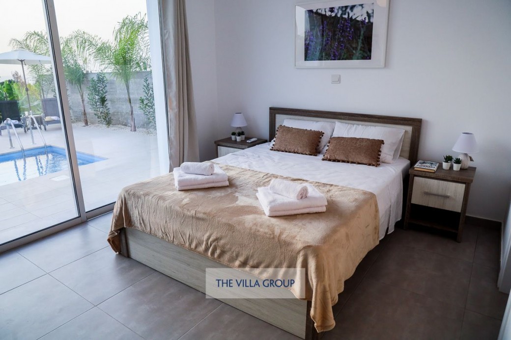 Ground floor double bedroom with ensuite shower room