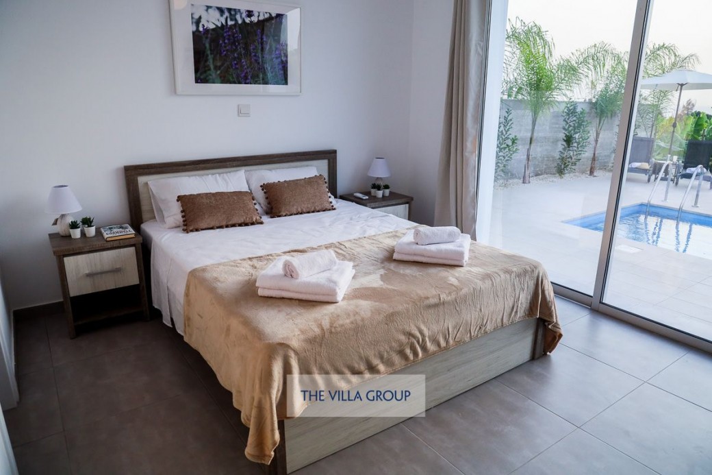 Ground floor double bedroom with ensuite shower room