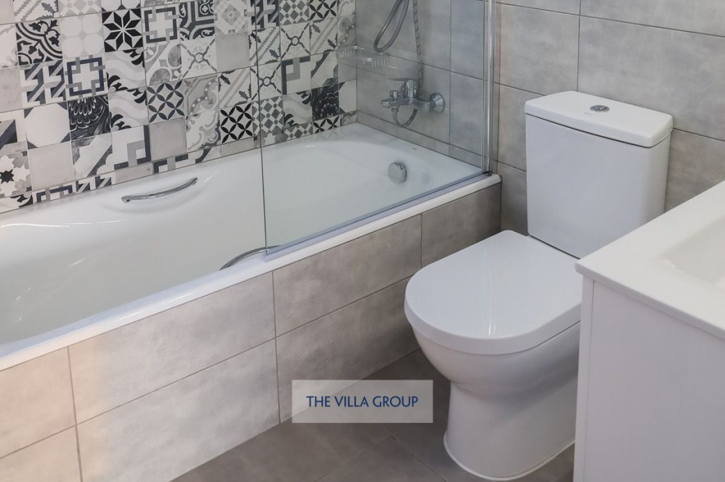 Modern fully tiles bathroom