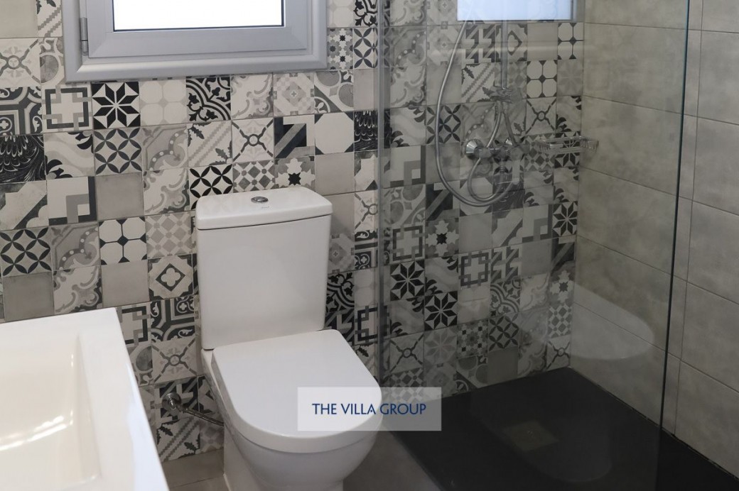 Modern ensuite bathroom