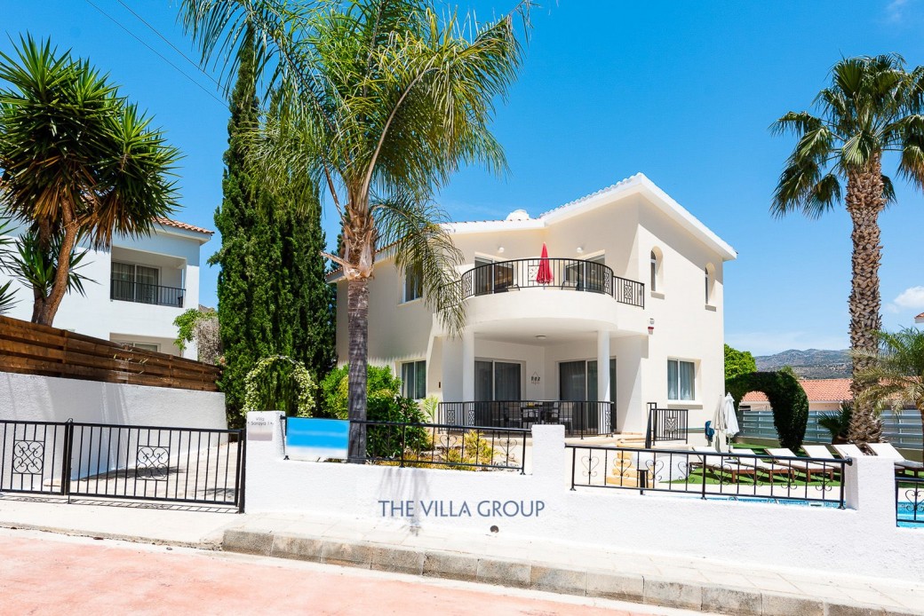 Located in a quiet development area of Coral bay