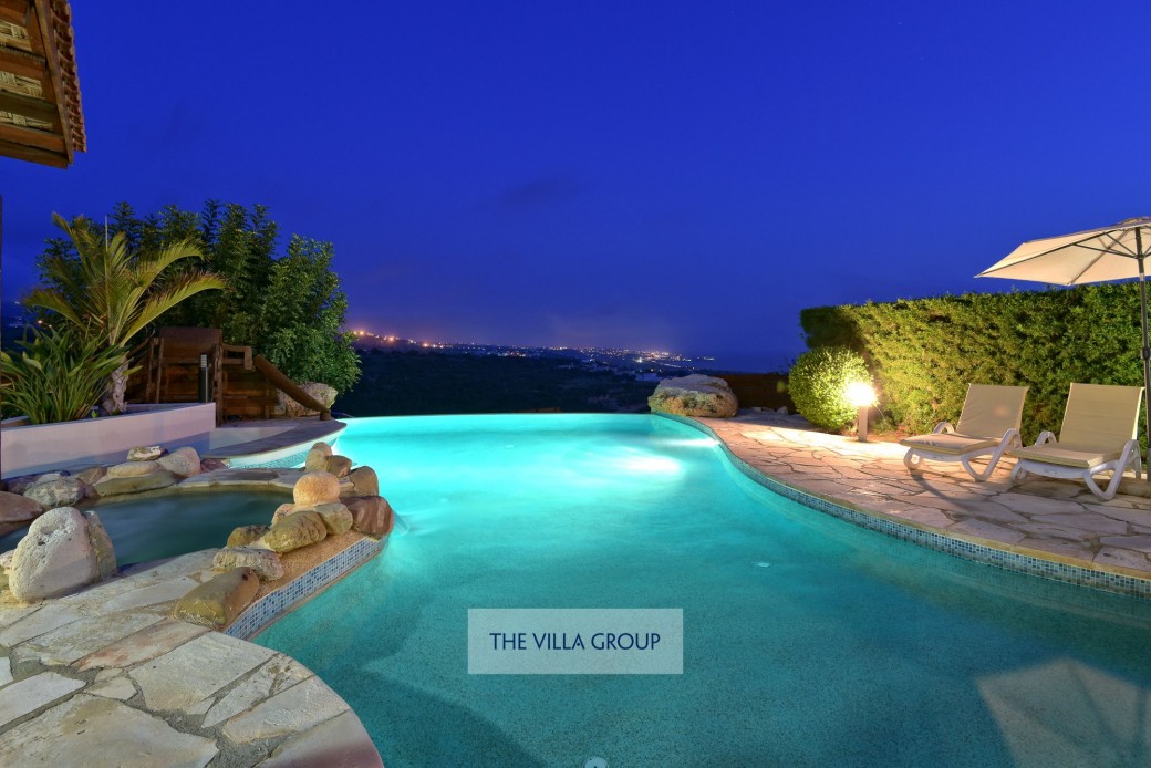Infinity swimming pool with walk-in steps and jacuzzi