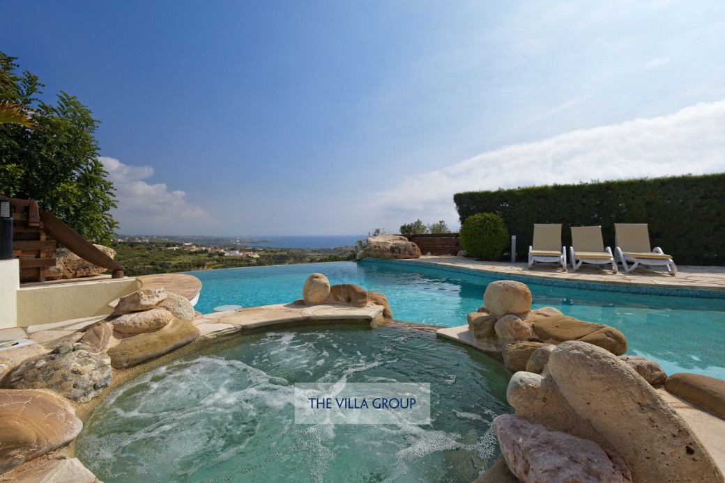Private swimming pool with jacuzzi