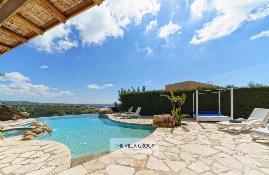 Closely located to the popular family resort of Coral Bay