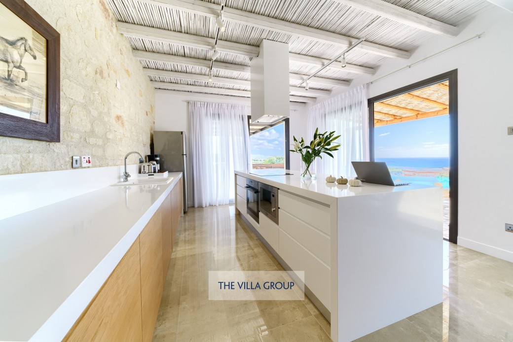 Direct access to the outside terrace 