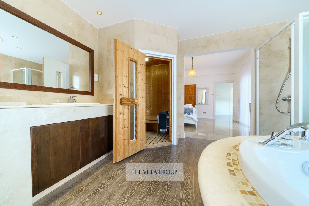 Spacious master bedroom en-suite with separate sauna