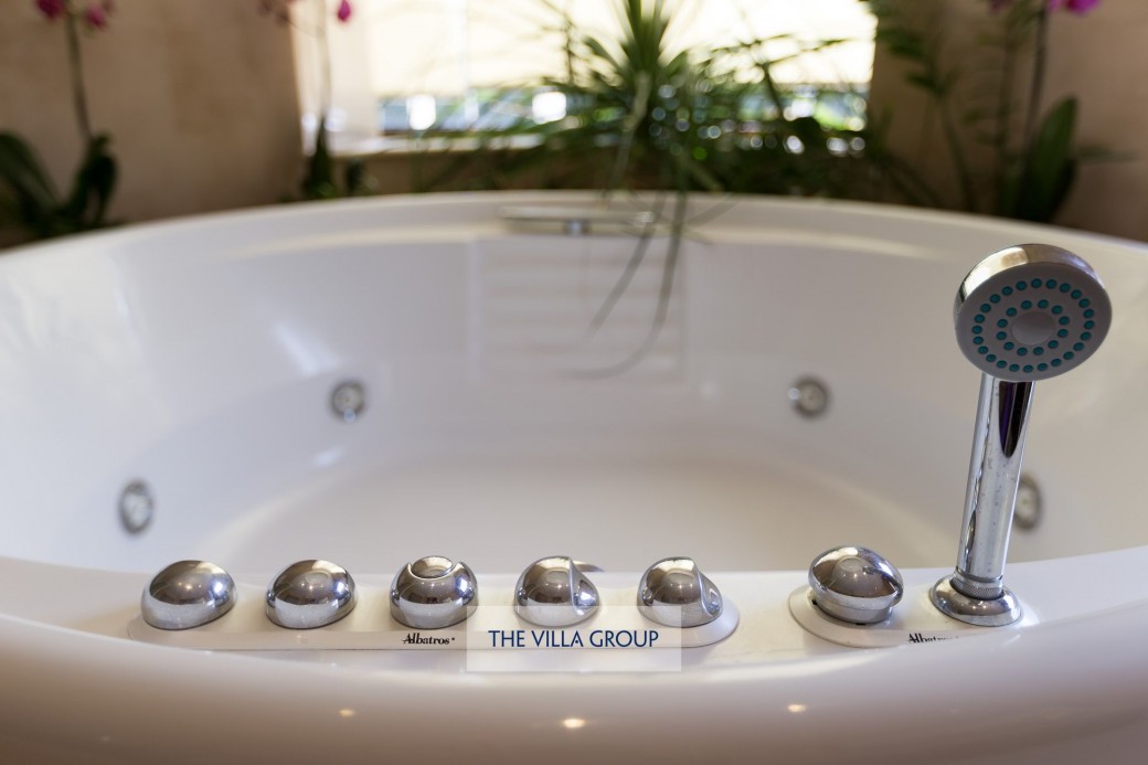 Jacuzzi in master bedroom en-suite