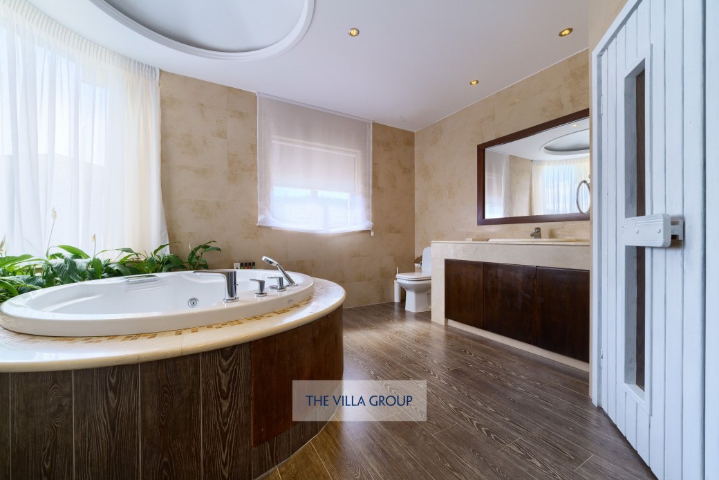Master bedroom en-suite with separate sauna