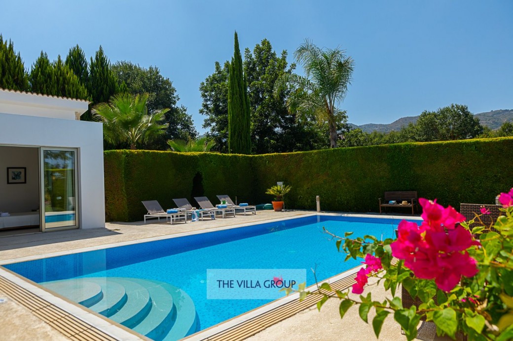 Swimming pool with walk-in steps