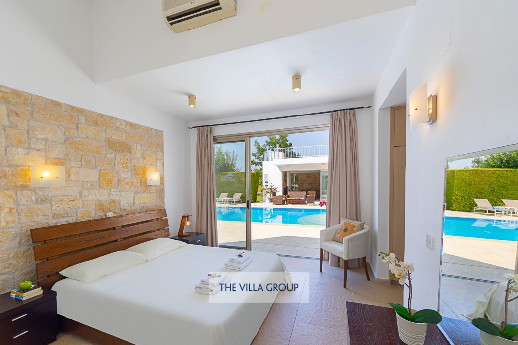 Double bedroom with en-suite bathroom