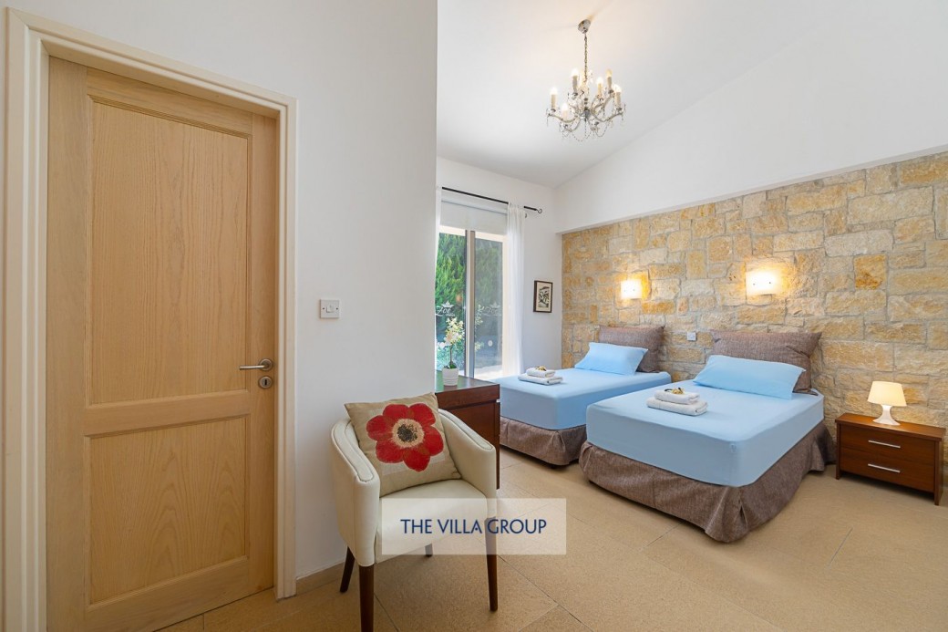 Twin bedroom with en-suite