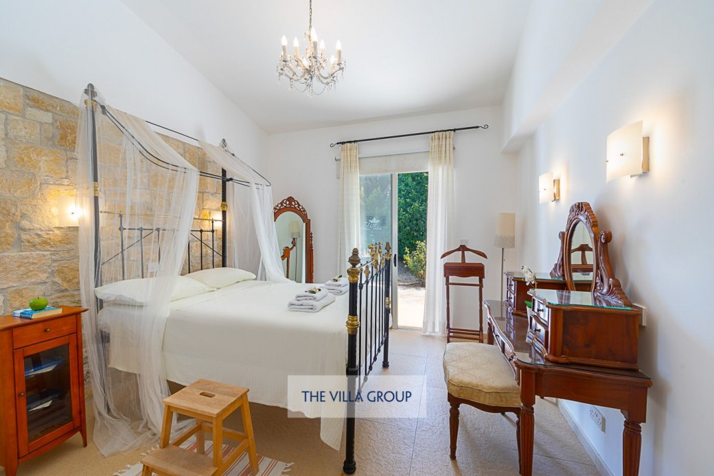 Master bedroom with en-suite bathroom