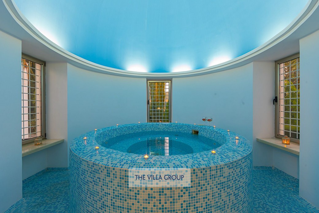 Jacuzzi seating up to 6 persons