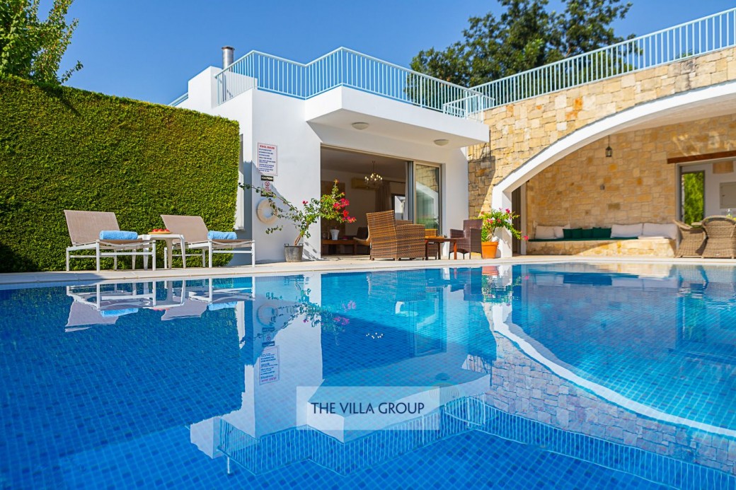 Swimming pool with walk-in steps