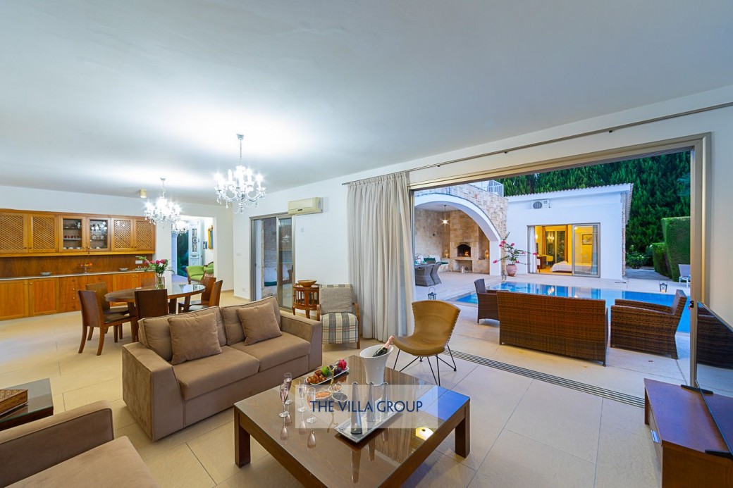 Spacious open plan living and dining area with direct access to the terrace