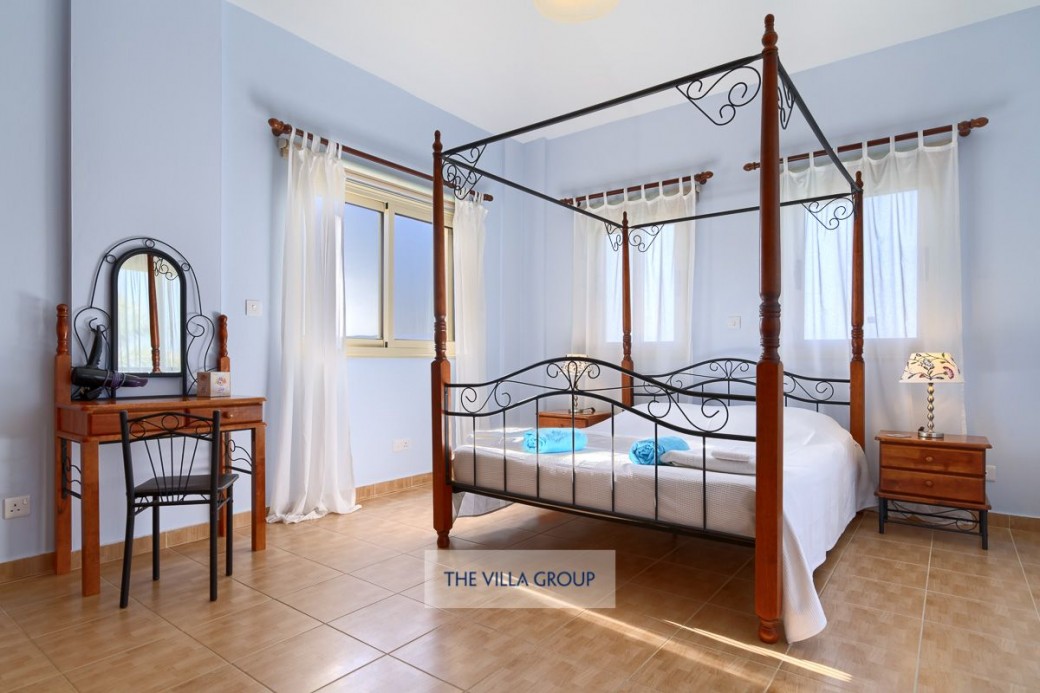 Four poster master bedroom