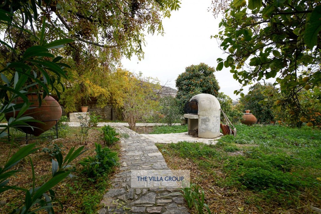 Pathway from the rear courtyard to the traditional museums