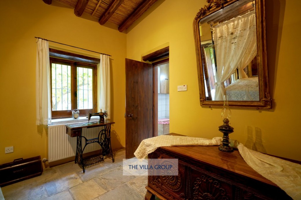 Ground floor bedroom with en-suite shower room