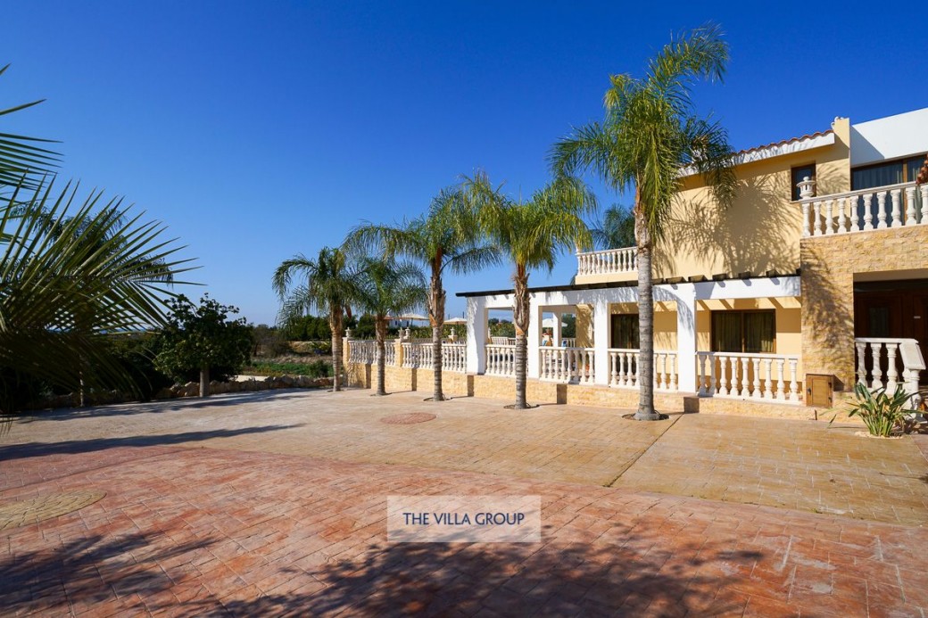 5 bedroom villa is located on the outskirts of the well-known resort of Coral Bay