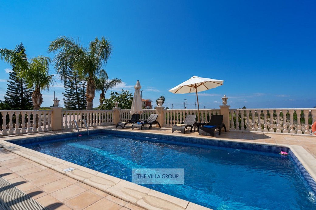 10m x 5m private swimming pool (depths 0.90m to 1.75m)