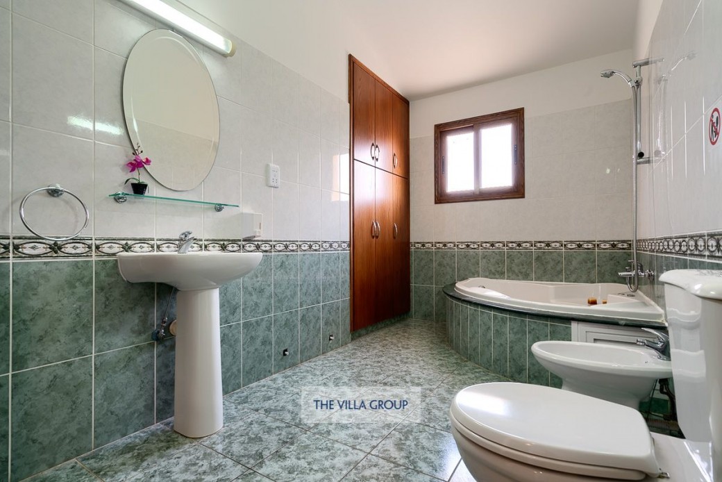 Master bedroom en-suite