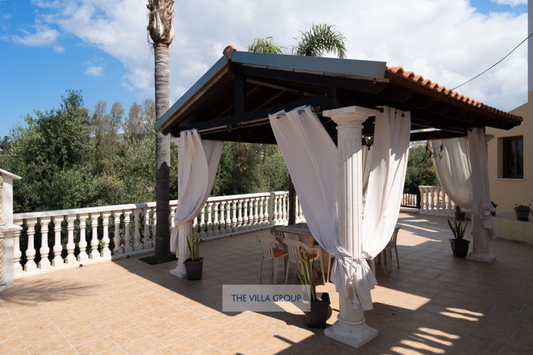 Covered pergola ideal area for al-fresco dining