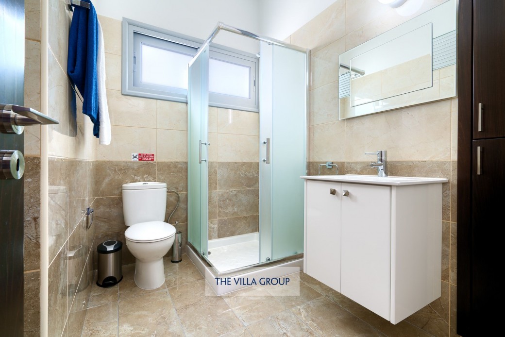 The combination of the 2 villas offers 2 bathrooms and 8 shower rooms