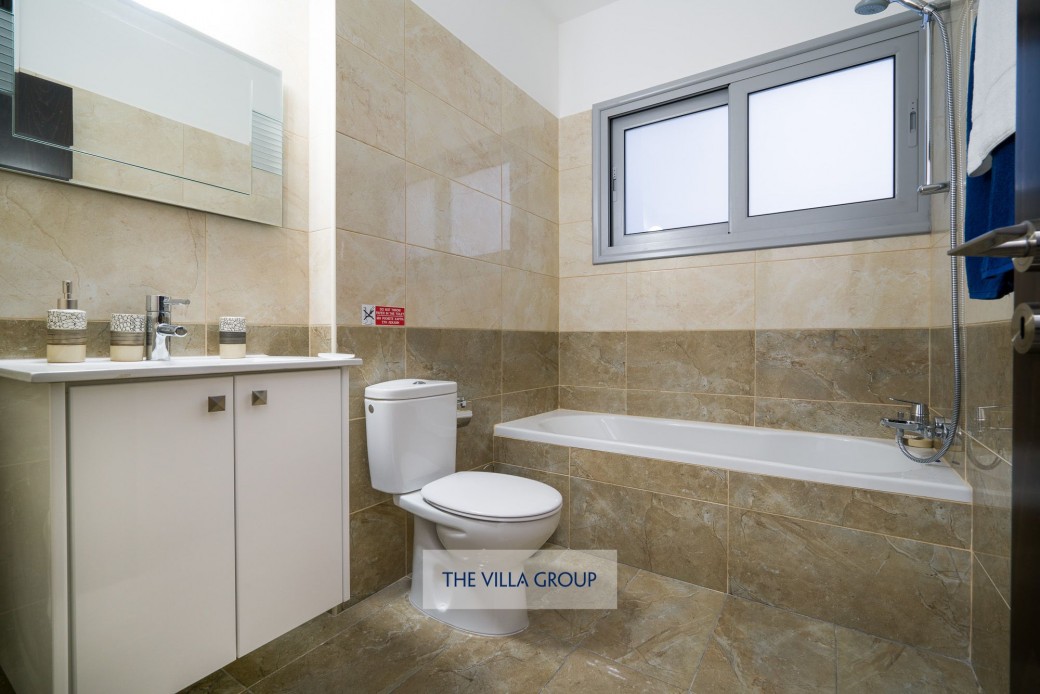 The combination of the 2 villas offers 2 bathrooms and 8 shower rooms