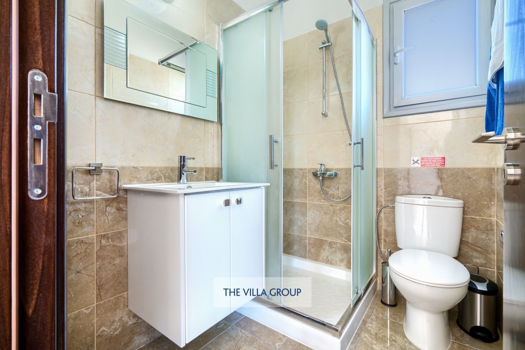 The combination of the 2 villas offers 2 bathrooms and 8 shower rooms