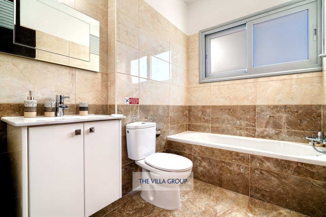 The combination of the 2 villas offers 2 bathrooms and 8 shower rooms