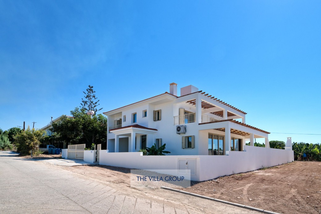 5 bedroom villa with private swimming pool