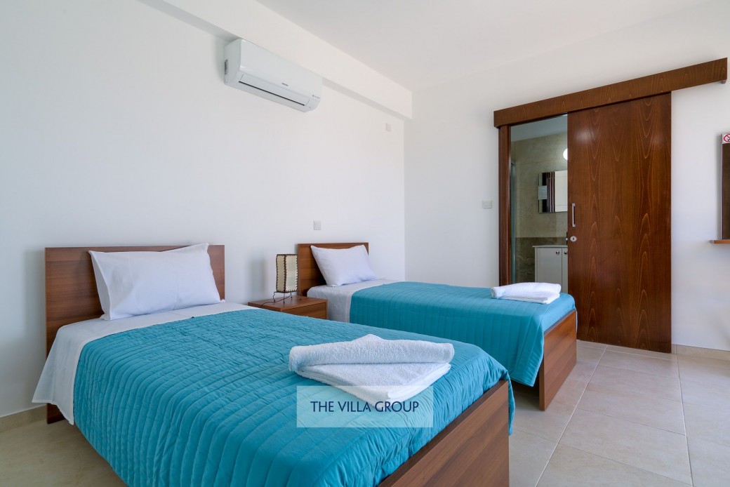 Twin bedroom with en-suite
