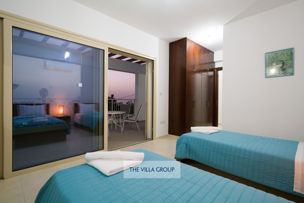 Twin bedroom with access to furnished terrace