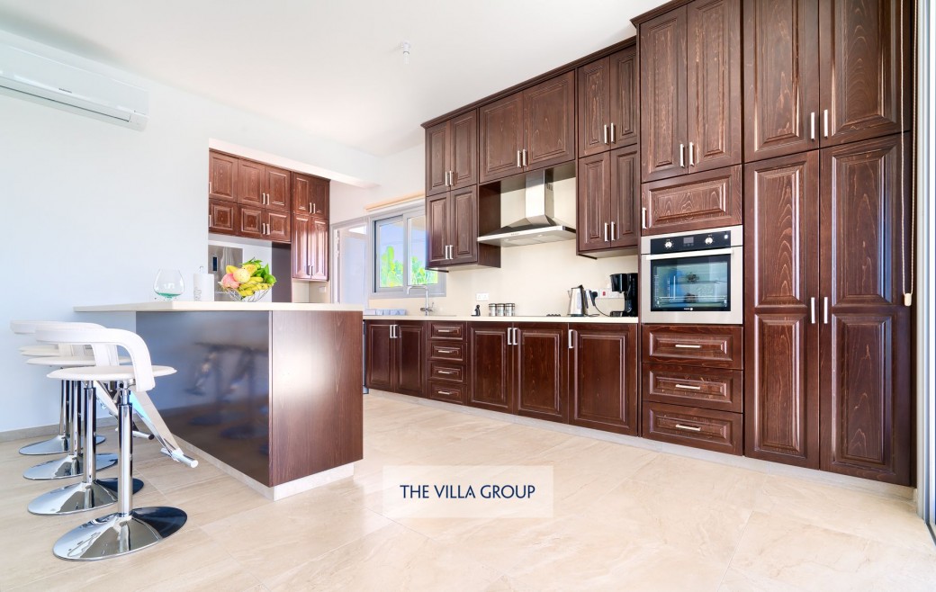 Kitchen with breakfast bar