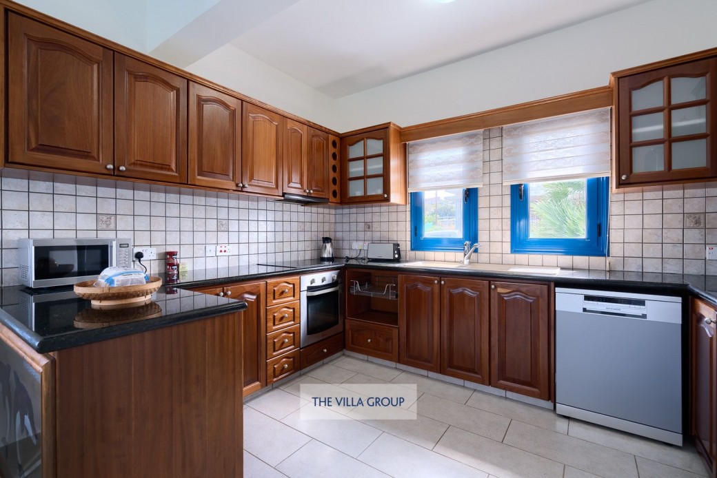 Fully fitted kitchen with all necessary appliances
