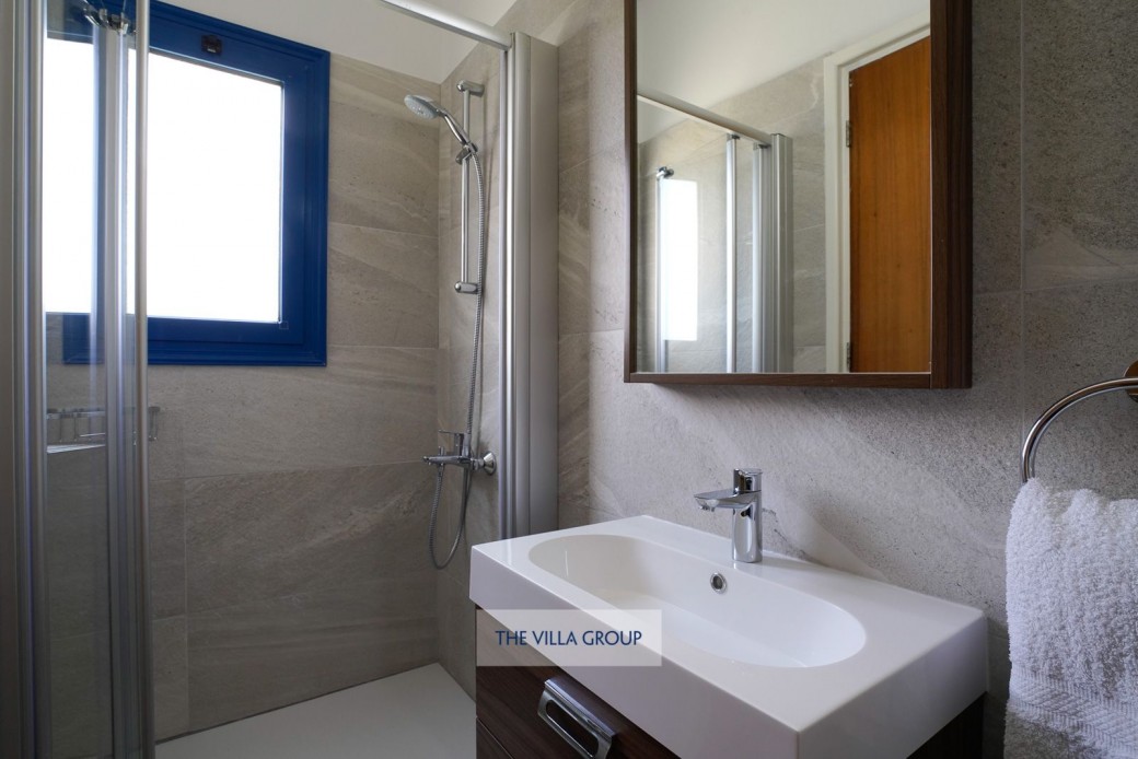 Modern En-suite shower room