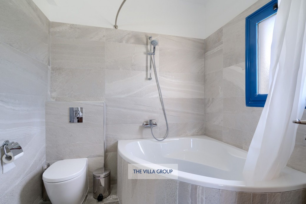 Master en-suite bathroom