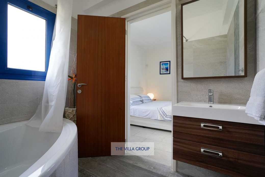 Master en-suite bathroom