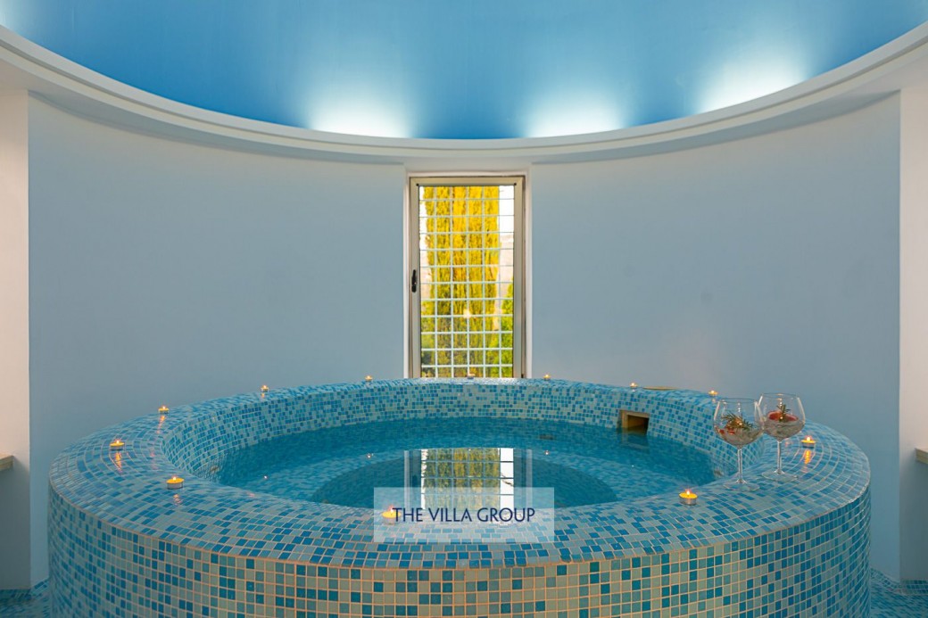 Jacuzzi seating up to 6 persons