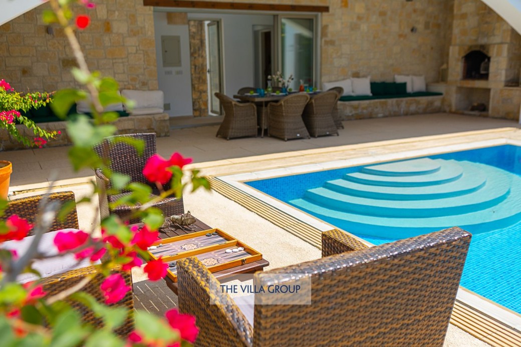 Walk-in steps to the swimming pool