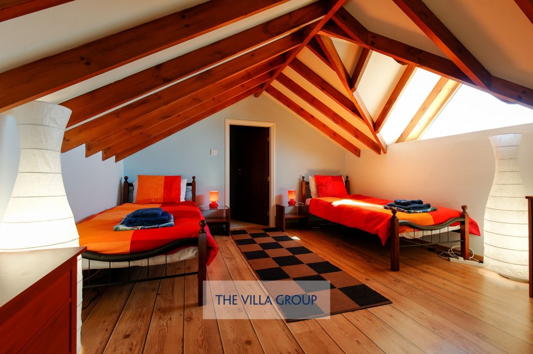 Twin bedroom with separate wc located on the mezzanine level in annexe