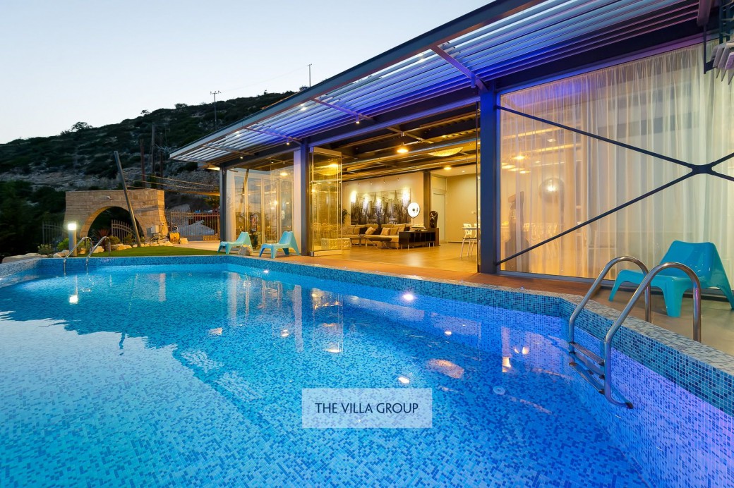 7 bedroom villa offers magnificent views as the large panels of glass allow the natural light to flood in