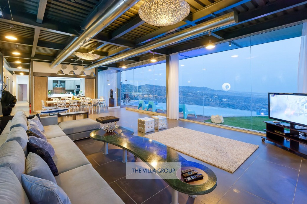Enjoy the amazing views as well as the natural light giving the room an airy and light atmosphere